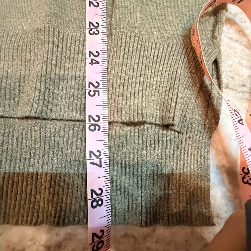 ivy & leo Olive Green V-Neck Lightweight Sweater S/M - Picture 6 of 7